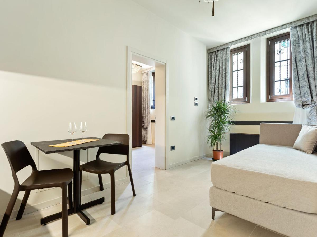 Brand New Boutique In The Heart Of Apartment *